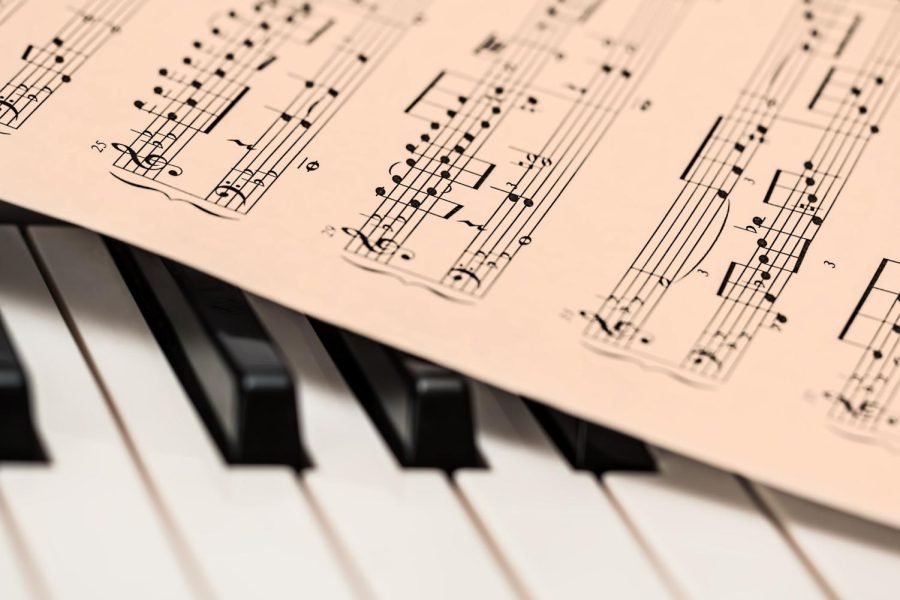 Photo from Pixabay used under Pixabay License (https://pixabay.com/photos/piano-sheet-music-music-keyboard-1655558/)