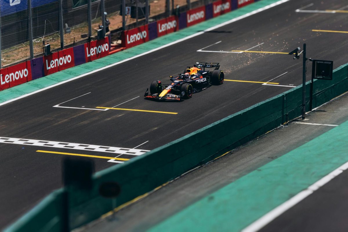 High-Speed Formula 1 Race Car on Track (Jonathan Borba)